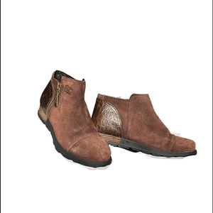 Sorel women’s booties size 9